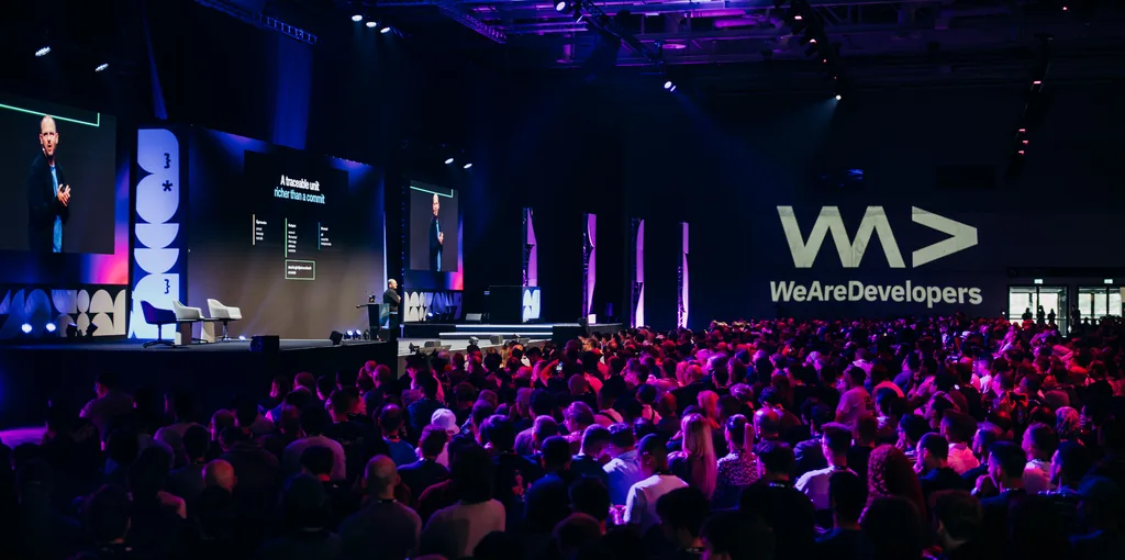 Hauptbühne des WeAreDevelopers World Congress 2026 in Berlin mit voll besetztem Saal, Keynote auf den Leinwänden und WeAreDevelopers-Logo
